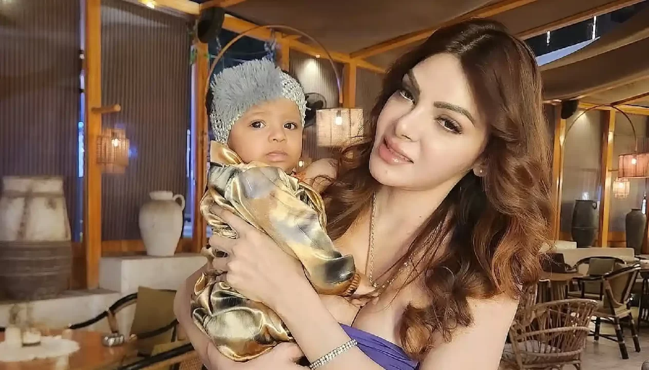  Sherlyn Chopra 