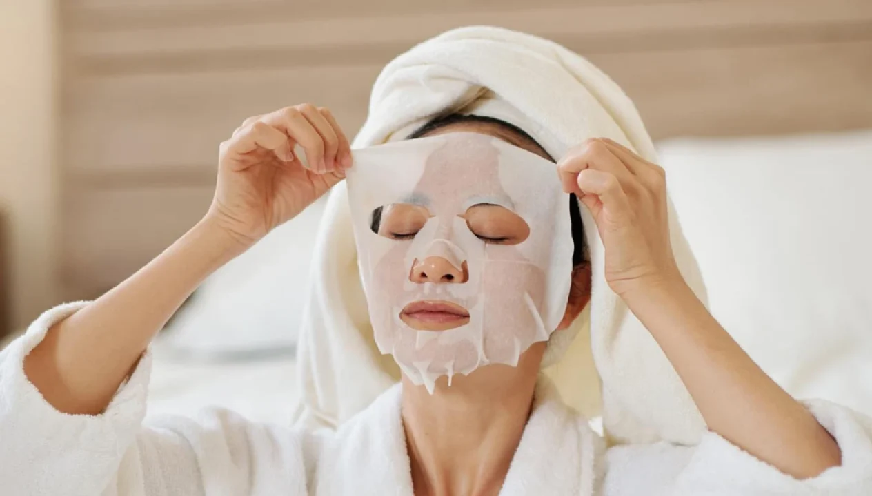 Priyanka Chopra Use Sheet Mask To Her Face Know How To Use